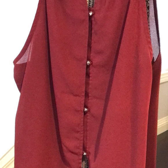 Mine Sleeveless Buttoned Back Blouse Burgundy Size X-Large NWOT - Picture 4 of 5